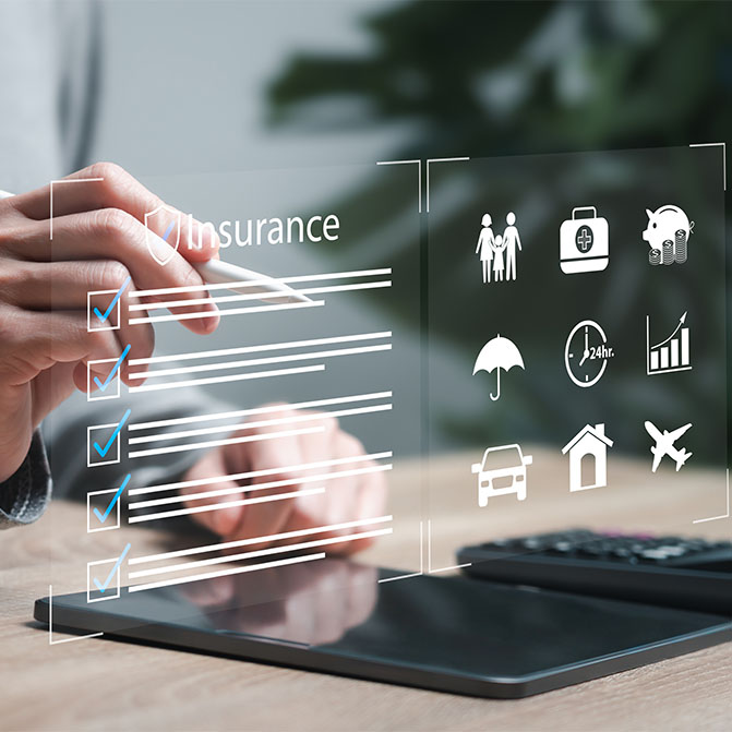 Eine Hand, die einen Stift hält, tippt auf einen transparenten Bildschirm, auf dem Text – dargestellt als Linien – und verschiedene Symbole angezeigt werden.