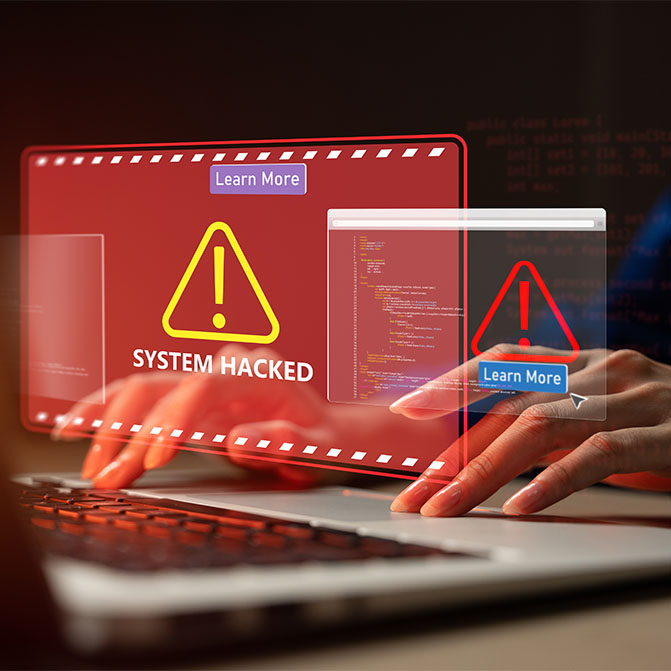 Ein Laptop ist geöffnet, die Hand befindet sich über der Tastatur. Auf dem transparenten Bildschirm wird eine Systemwarnung angezeigt, die nach einem Cyberangriff auf das Computernetzwerk und die Kompromittierung der Informationen ausgelöst wurde.